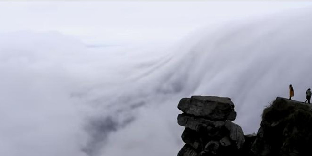 Mirip Air Terjun, Inilah Salah Satu Awan Ajaib Terindah 